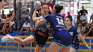 Gegen die TSG Leihgestern (vorne rechts Anita Azinovic) verlor der SV Allensbach (Rahel Müller am Ball) zum Auftakt des Bezirkssparkasse ...