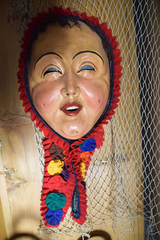 Auch die Maske für die sogenannte Narrönin hat Strittmatter schon geschnitzt. Sie kommt bei der Altfischerzunft nur ein einziges Mal ...
