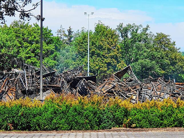 So sah es am Montag am Betriebsgelände von Reifen Göggel aus. Inzwischen sind große Teile des Brandschutts beseitigt.