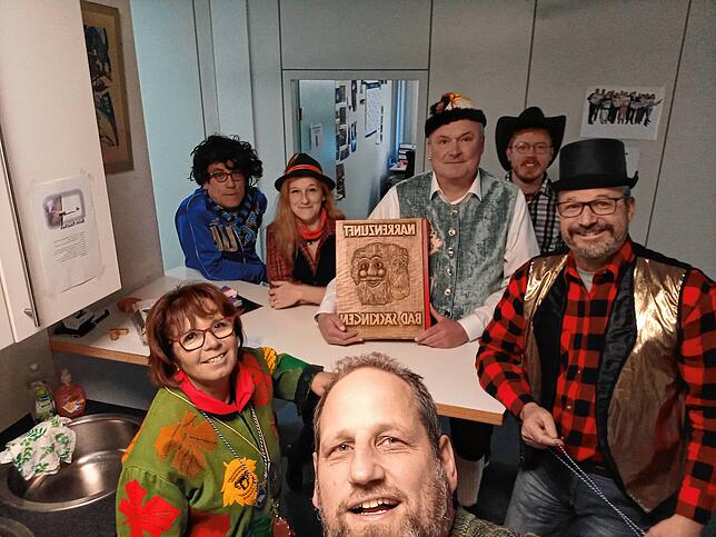 Gruppenbild bei der Übergabe des Narrenzehnts in der Bad Säckinger SÜDKURIER-Redaktion.