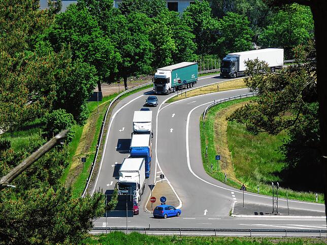 Auf der Abfahrt aus Richtung Singen kommt es immer wieder zu Staus auf der Ausfahrt, die sich teilweise auch bis auf die Autobahn ...