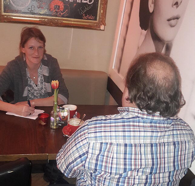 Markus M. spricht mit Redakteurin Monika Olheide in Waldshut-Tiengen über seine Erlebnisse.