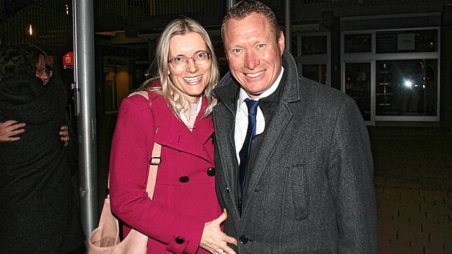 Strahlender Sieger: Markus Hugger, der neu gewählte Spaichinger Bürgermeister, mit seiner Frau Daniela. Hugger schaffte den Sprung ins ...
