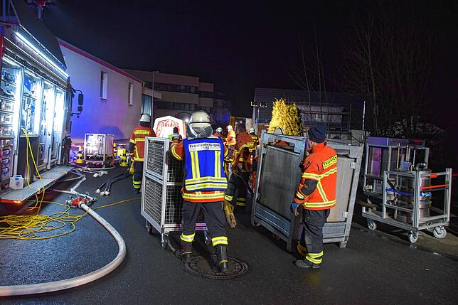 Bild 13: Gefahrgut-Unfall in Zizenhausen: Bilder vom kräftezehrenden Feuerwehreinsatz