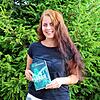 Christina Zandomeni mit ihrem ersten Roman, dessen endzeitliche Geschichte auch in die Region von Villingen-Schwenningen führt.
