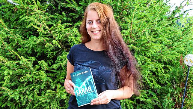 Christina Zandomeni mit ihrem ersten Roman, dessen endzeitliche Geschichte auch in die Region von Villingen-Schwenningen führt.