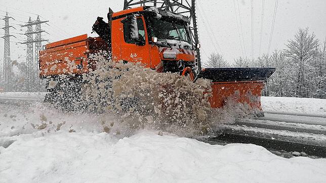 Im Winterdienst wie hier in Waldshut-Tiengen ist Streusalz nicht wegzudenken. Die Eis lösende Wirkung des Streuguts macht es für die ...