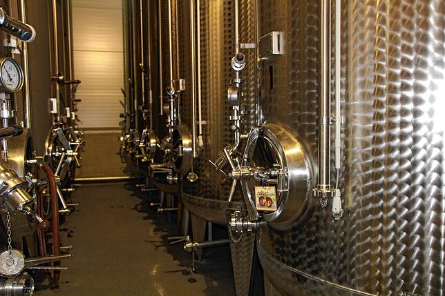 Im Tankraum wird der Saft bis zur Abfüllung in Flaschen in sterilen Edelstahltanks gelagert.