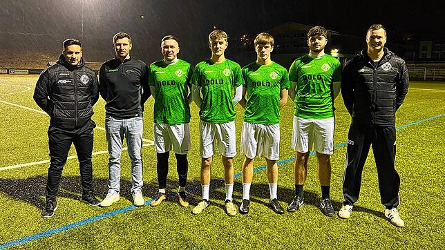 Die Furtwanger Verantwortlichen mit den Winter-Neuzugängen (von links): Pietro Morreale (Trainer), Jakob Prezer (Team Spielausschuss), ...