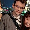 Artur Tibelius mit seiner Frau Yuria Tibelius. Im Hintergund ist der Kobe-Tower zu sehen.