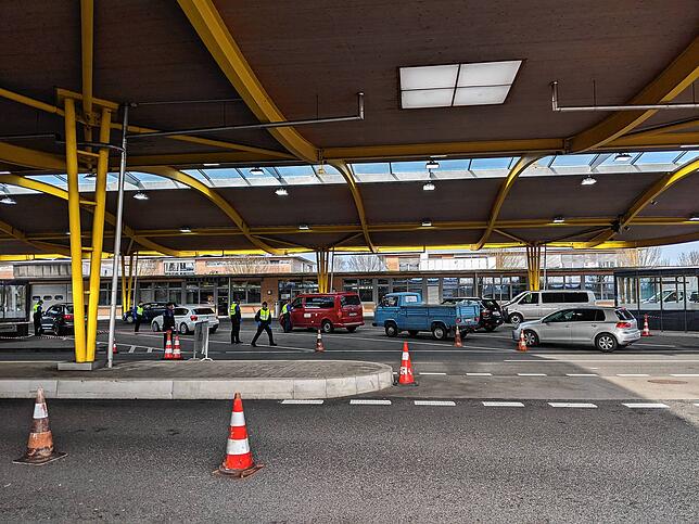 Am Autobahnzoll Konstanz-Kreuzlingen finden mehrspurige Kontrollen durch Schweizer Grenzbeamte statt. Es staut sich lange zurück.