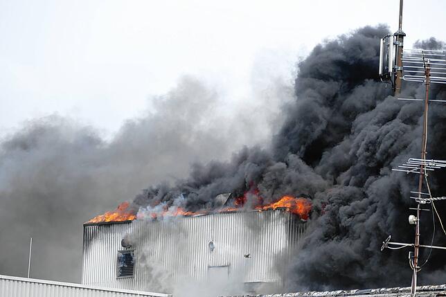 Das Feuer hatte sich nach gut einer Stunde aus den Innenräumen des Werks bis aufs Flachdach durchgefressen.