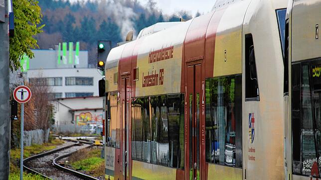 Die Signale stehen auf grün: Nicht nur für diesen Seehäsle-Zug im Bahnhof von Stockach, sondern auch im Tarifstreit zwischen SWEG und GDL.