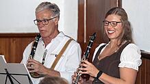 Doro Risle strahlt in neuer Tracht, Bernhard Ebner ist in Noten vertieft. Bild: Scheu