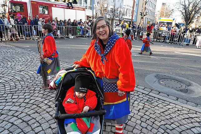 Bild 4: Tausende Narren ziehen beim Fasnet-Umzug durch die Stadt