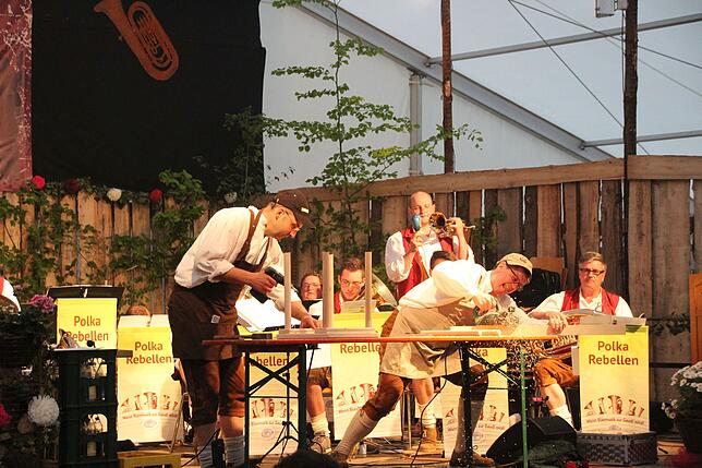 Während der Heimwerkerpolka wurde von den Polka Rebellen passend zu den musikalischen Gags ein Stuhl gezimmert. Bild: Yvonne Würth