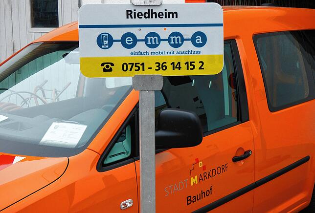 Dieses Motiv zeigt ein Beispiel für die Emma-Schilder, die an allen 57&nbsp;Haltestellen des bisherigen Anrufsammeltaxi (AST) in der ...