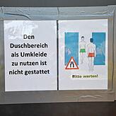 An allen Türen in den Sanitärbereichen sind Gebotsschilder angebracht.