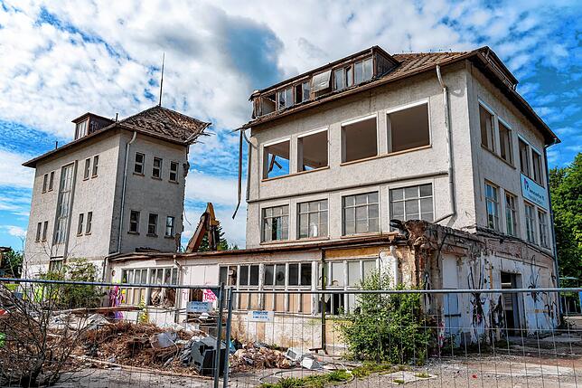 Wie ein überdimensioniertes Gebiss mit Zahnlücke sieht dieser Gebäude-Komplex aus. Nicht mehr lange, dann sind auch diese Mauern dem ...