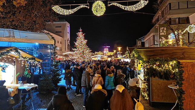 Viele Besucher am Mittwochabend bei der Bodensee-Weihnacht in Friedrichshafen.