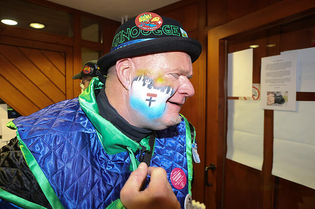 Bild 27: Konstanzer Straßenfasnacht 2025: Auch am Freitagabend wird in den Gassen gefeiert