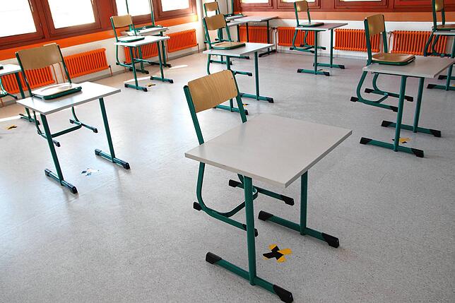 Die Schüler sitzen einzeln an den Tischen und im vorgschriebenen Mindestabstand. Die Plätze dürfen auch nicht gewechselt werden. Bild: ...