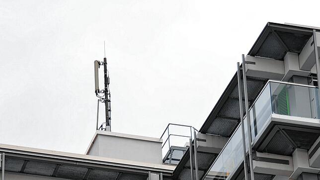 Einer von fünf Mobilfunkmasten in der Stadt steht auf dem Rathausdach.