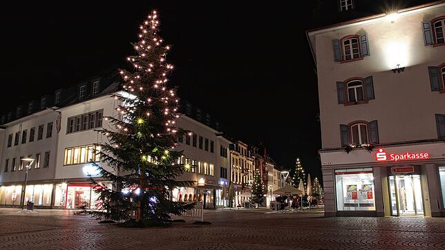 Villingens Weihnachtsbäume leuchten klimanneutral und damit vor allem zu sehr niedrigen Stromkosten. Das kann jeder bei sich zuhause man ...