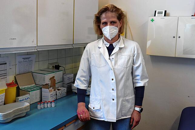 Apothekerin Elke Warsinsky ist bereit, die ersten Menschen mit dem Corona-Vakzin zu impfen.