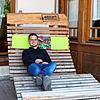 Markus Weißer auf einer Liege mit dem Logo #echtUnterkirnach
