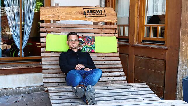 Markus Weißer auf einer Liege mit dem Logo #echtUnterkirnach