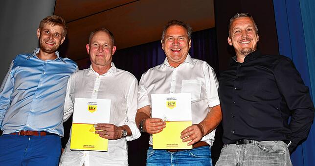 Bild 2: Schiedsrichter im Fußballbezirk Hochrhein feiern ihren 100. Geburtstag