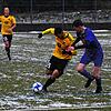 Der Schönwälder Florian Fehrenbach im Duell mit Maximilian Braunagel (rechts) von der SG Eintracht Gütenbach-Neukirch. Im Kreisliga ...