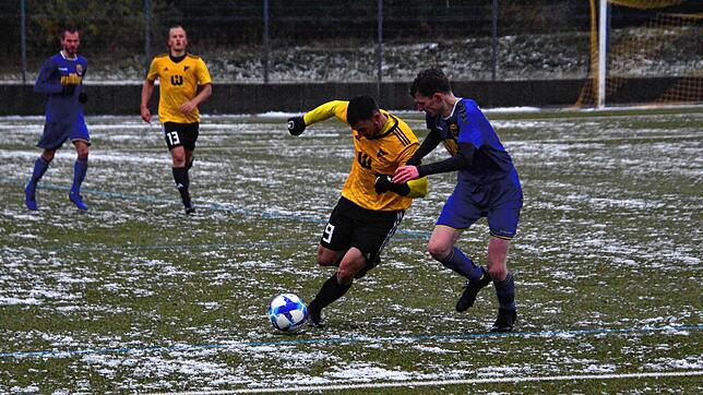 Der Schönwälder Florian Fehrenbach im Duell mit Maximilian Braunagel (rechts) von der SG Eintracht Gütenbach-Neukirch. Im Kreisliga ...
