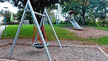 Ein hübscher Kinderspielplatz auf dem Schulgelände, der jedoch laut Beschilderung von den Kindern im Ort nicht genutzt werden darf. ...
