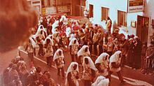 Die Anfänge der Umzüge beim Narrenverein Hugeloh. Hier im Jahre 1979 in der Hauptstraße in Markdorf. Im Hintergrund ist die ...