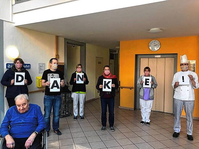 Schilder zeigen die Botschaft „Danke!“. Das Pflegepersonal im Altenheim „St. Laurentius“ freut sich über die ...