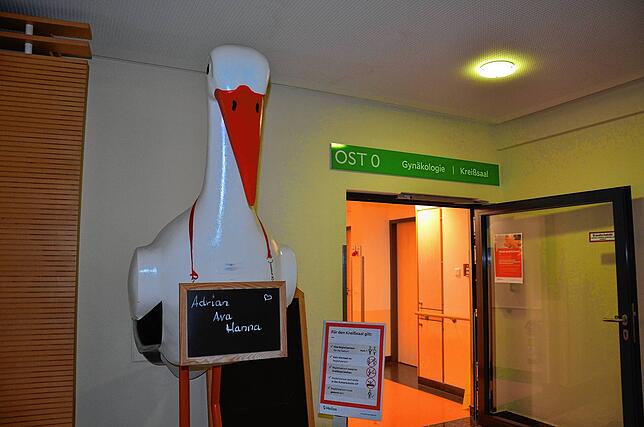 Ein übergroßer Storch begrüßt die Eltern an der Geburtshilfe im Helios.