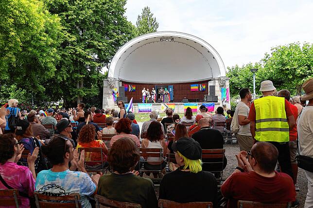 Bild 14: Fotos vom CSD 2025 in Konstanz: Bunte Flaggen, ausgefallene Outfits und klare Statements