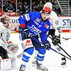 Alexander Karachun (vorne) von den Schwenninger Wild Wings in der vergangenen Saison in Aktion gegen die Grizzlys Wolfsburg.