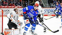 Alexander Karachun (vorne) von den Schwenninger Wild Wings in der vergangenen Saison in Aktion gegen die Grizzlys Wolfsburg.