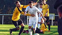 Der Marbacher Cihan Turan versucht in dieser Szene, dem Gutmadinger Stefan Schmid zu entwischen. Der FC Gutmadingen gewann das ...