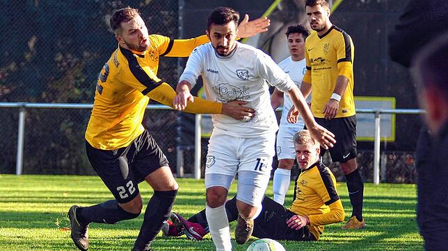 Der Marbacher Cihan Turan versucht in dieser Szene, dem Gutmadinger Stefan Schmid zu entwischen. Der FC Gutmadingen gewann das ...