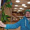 Udo Marlier-Schmidt ist Hausmeister am Fürstenberg-Gymnasium. Über einen Schalter kann er die Beleuchtung in der Aula individuell ...