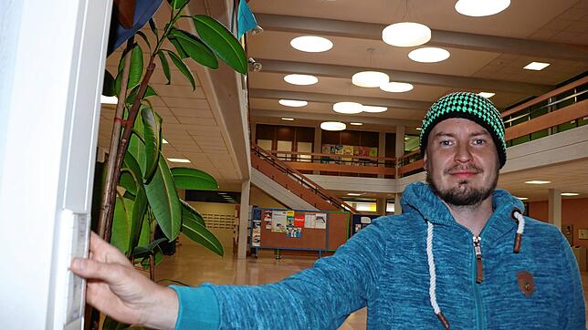 Udo Marlier-Schmidt ist Hausmeister am Fürstenberg-Gymnasium. Über einen Schalter kann er die Beleuchtung in der Aula individuell ...