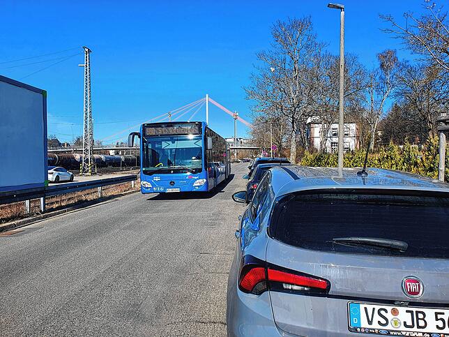 Tempo 30 auf der Villinger Güterbahnhofstraße? Der Parkstreifen rechts und Gegenverkehr lassen hier den Raum schwinden. Das alles beim ...