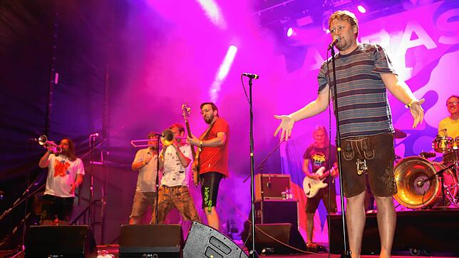 &bdquo;LaBrassBanda war das musikalische Highlight des Freitagabends. Die bekannte Blasmusikgruppe um den Leadsänger und Trompeter ...