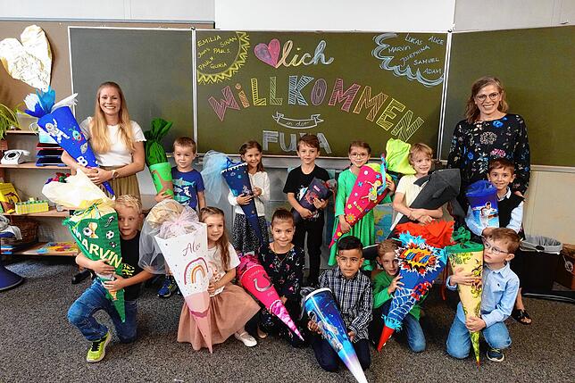 Klasse Fu3a: Die Erstklässler mit Klassenlehrerin Eva Dohmen. Mit auf dem Foto Frau Götz Metzler.