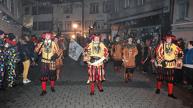 Bild 14: Mit dem Butzenlauf wird die Straßenfasnacht eingeläutet