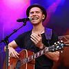 Johannes Oerding tritt am Samstag, 20. Mai beim Markdorf Open Air auf. Das Bild zeigt den Sänger bei einem Konzert in Meersburg 2018.